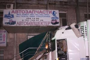В Алматы грузовик снес придорожный киоск и влетел в магазин автозапчастей
