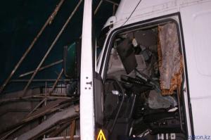 В Алматы грузовик снес придорожный киоск и влетел в магазин автозапчастей