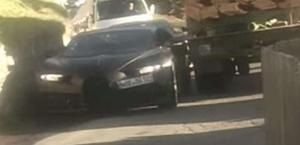 Секретный Bugatti протискивается между грузовиком и скалой