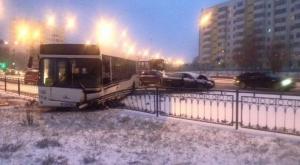 Автобус вылетел на обочину из-за столкновения с Audi в Астане