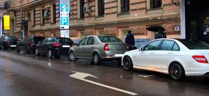 В Москве хотят сузить парковочные места