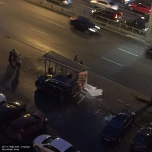 Автомобиль врезался в остановку и сбил двух человек