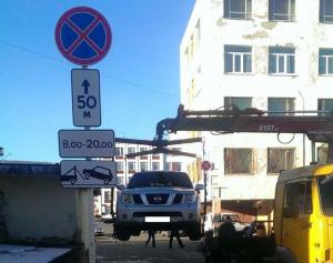 Магаданские автоинспекторы продолжают выявлять нарушителей правил парковки 