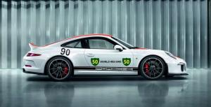 Опубликованы рендерные изображения юбилейной версии спорткара Porsche 911 R