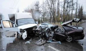 Иномарка вылетела на встречку в Воронеже, двое погибли и трое пострадали