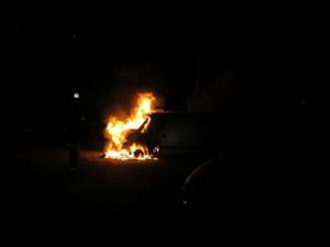В Полоцке на стоянке неизвестные подожгли два автомобиля