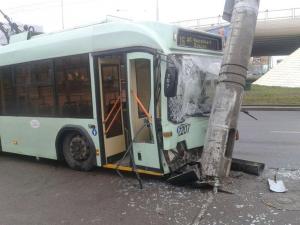 В Минске троллейбус с пассажирами врезался в столб 