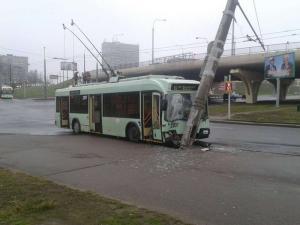 В Минске троллейбус с пассажирами врезался в столб 