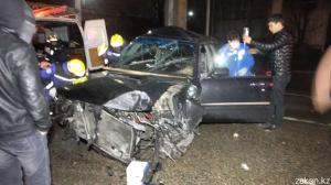 В Алматы Subaru врезался в опору моста, водителя зажало в салоне