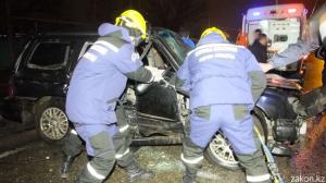 В Алматы Subaru врезался в опору моста водителя зажало в салоне 