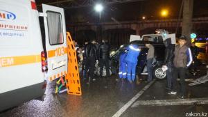 В Алматы Subaru врезался в опору моста водителя зажало в салоне 