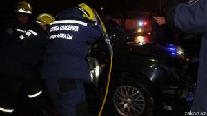В Алматы Subaru врезался в опору моста водителя зажало в салоне 