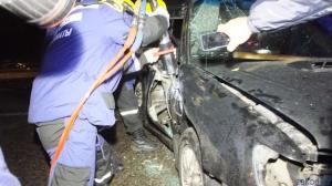 В Алматы Subaru врезался в опору моста водителя зажало в салоне 