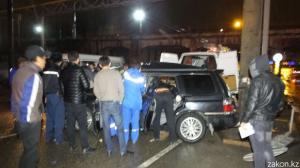 В Алматы Subaru врезался в опору моста водителя зажало в салоне 