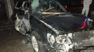 В Алматы Subaru врезался в опору моста водителя зажало в салоне 