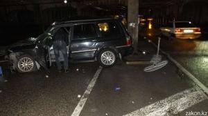 В Алматы Subaru врезался в опору моста водителя зажало в салоне 