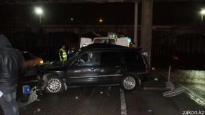 В Алматы Subaru врезался в опору моста водителя зажало в салоне 
