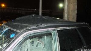 В Алматы Subaru врезался в опору моста водителя зажало в салоне 