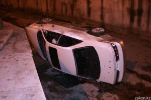 В Алматы водитель Toyota улетел в каскад Весновки