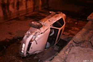 В Алматы водитель Toyota улетел в каскад Весновки 