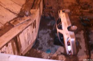 В Алматы водитель Toyota улетел в каскад Весновки 