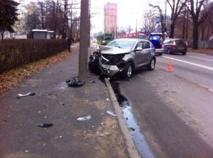 Управлявшая Kia женщина потеряла сознание, протаранила встречный автомобиль и врезалась в столб
