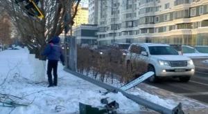 В результате ДТП автобус снес светофор в Астане
