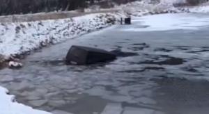 В Чувашской Республике неуправляемый автомобиль провалился под лёд