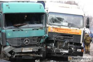  На трассе М-10 под Тверью фура въехала в толпу бастующих дальнобойщиков