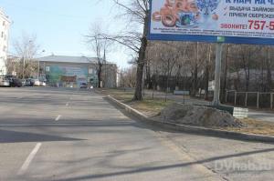 В центре Хабаровска на подъемах и спусках появились кучи с песком 