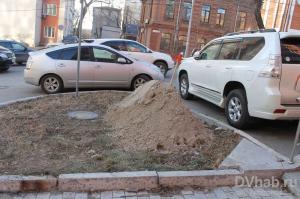 В центре Хабаровска на подъемах и спусках появились кучи с песком 