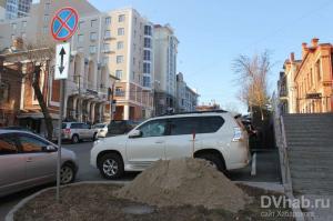 В центре Хабаровска на подъемах и спусках появились кучи с песком 