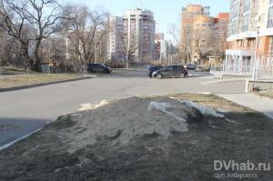 В центре Хабаровска на подъемах и спусках появились кучи с песком 