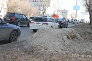 В центре Хабаровска на подъемах и спусках появились кучи с песком 