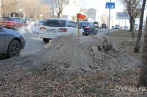 В центре Хабаровска на подъемах и спусках появились кучи с песком 