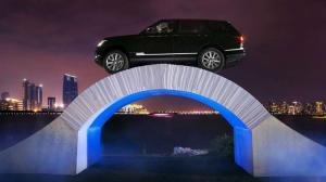 Внедорожник Range Rover проехал по импровизированному мосту из бумажных листов
