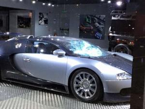 В Англии вандалы разбили гиперкар Bugatti Veyron прямо в шоу-руме