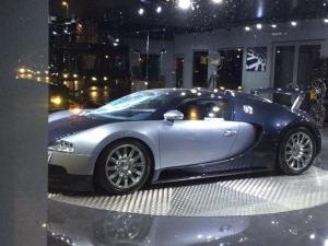 В Англии вандалы разбили гиперкар Bugatti Veyron прямо в шоу-руме 