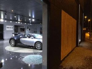 В Англии вандалы разбили гиперкар Bugatti Veyron прямо в шоу-руме 