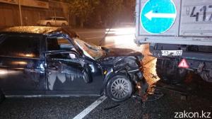 В Алматы водитель Lada Priora врезался в грузовик