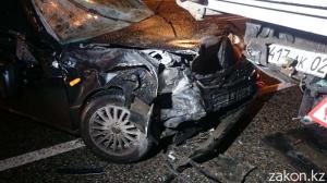В Алматы водитель Lada Priora врезался в грузовик
