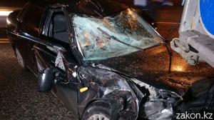 В Алматы водитель Lada Priora врезался в грузовик