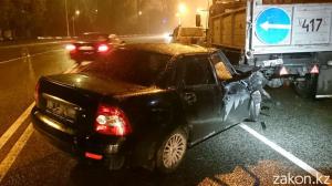 В Алматы водитель Lada Priora врезался в грузовик