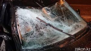 В Алматы водитель Lada Priora врезался в грузовик