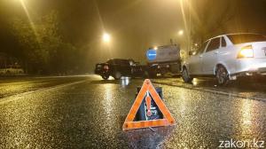 В Алматы водитель Lada Priora врезался в грузовик