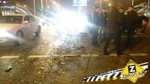 В Алматы поторопившийся водитель спровоцировал тройное ДТП с двумя пострадавшими