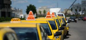 В Москве таксистов стали штрафовать за езду по выделенным полосам