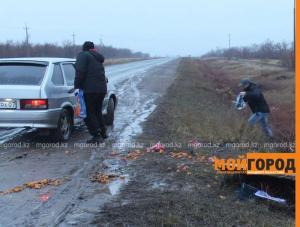 Полтонны мандаринов рассыпалось на автодороге в ЗКО