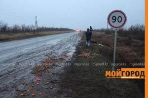 Полтонны мандаринов рассыпалось на автодороге в ЗКО
