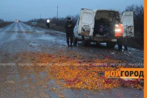 Полтонны мандаринов рассыпалось на автодороге в ЗКО